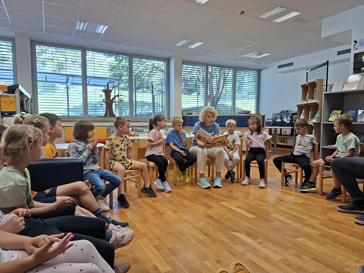 Pravljični petki so nas popeljali v šolsko knjižnico
