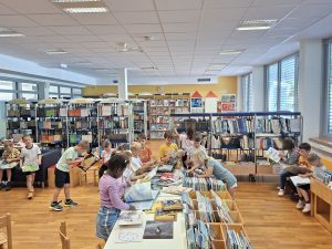 Pravljični petki so nas popeljali v šolsko knjižnico