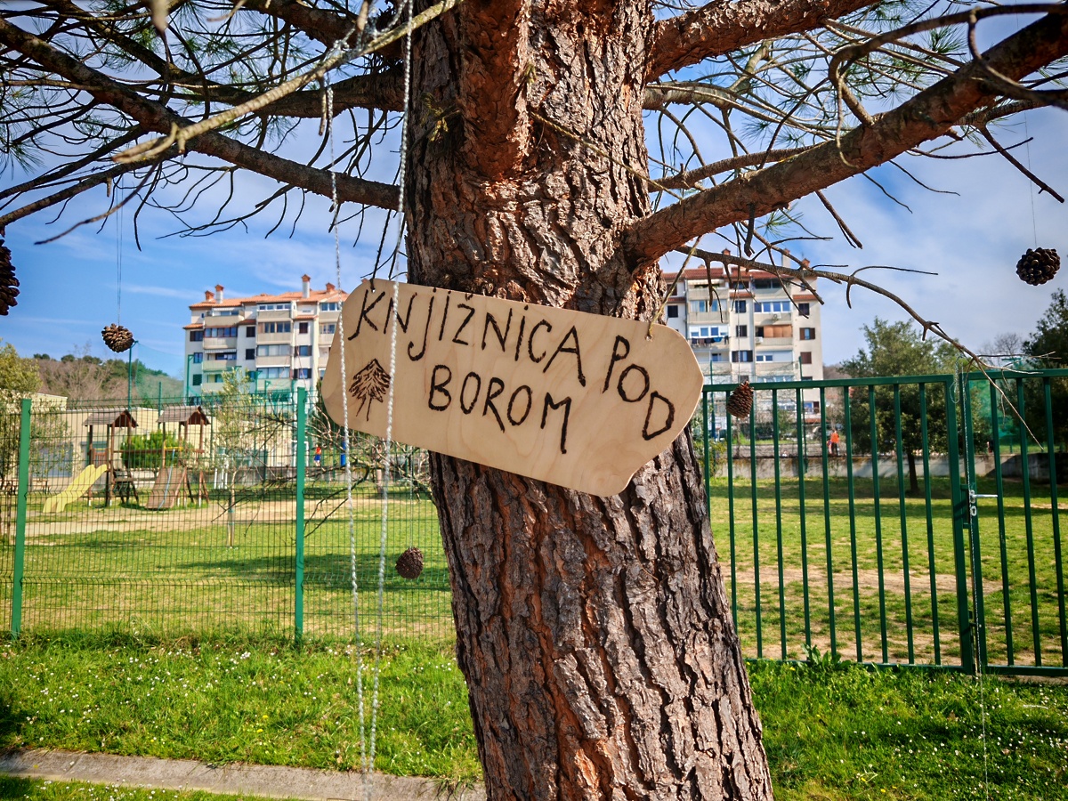 KNJIŽNICA »POD BOROM«