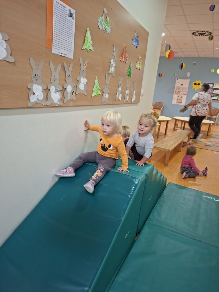 Otroci, ovire na hodniku, plezanje, drsanje