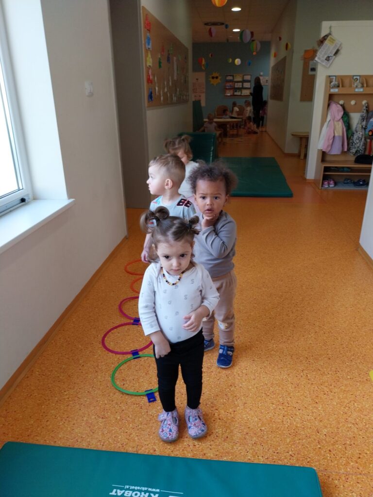 Otroci čakajo v koloni.