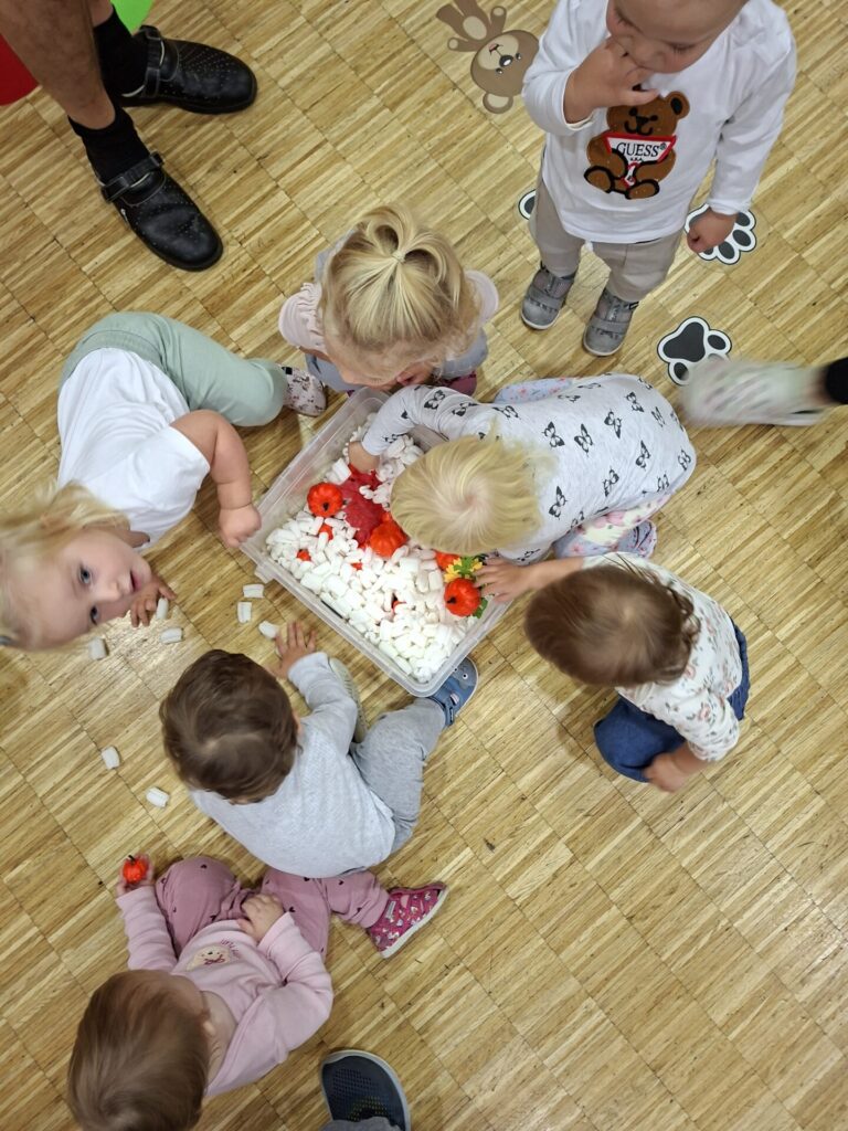 Skupina otrok okoli škatle.