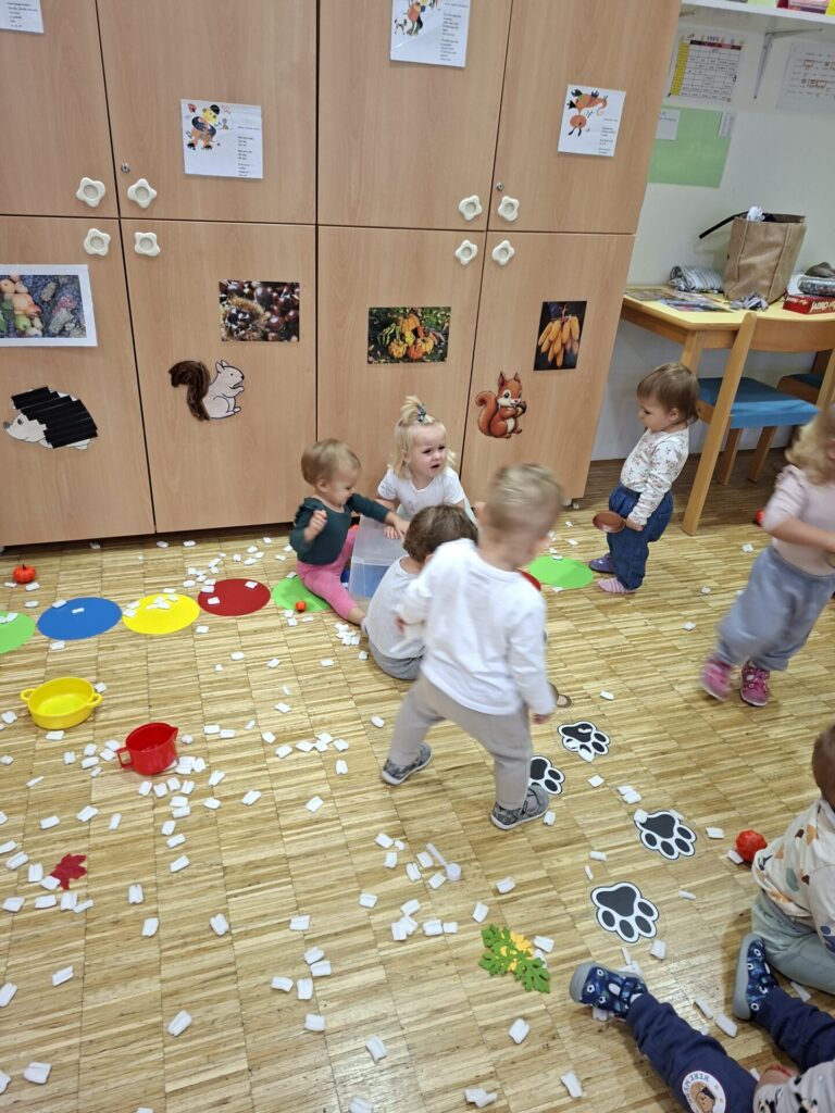 Otroci se gibljejo po igralnici.