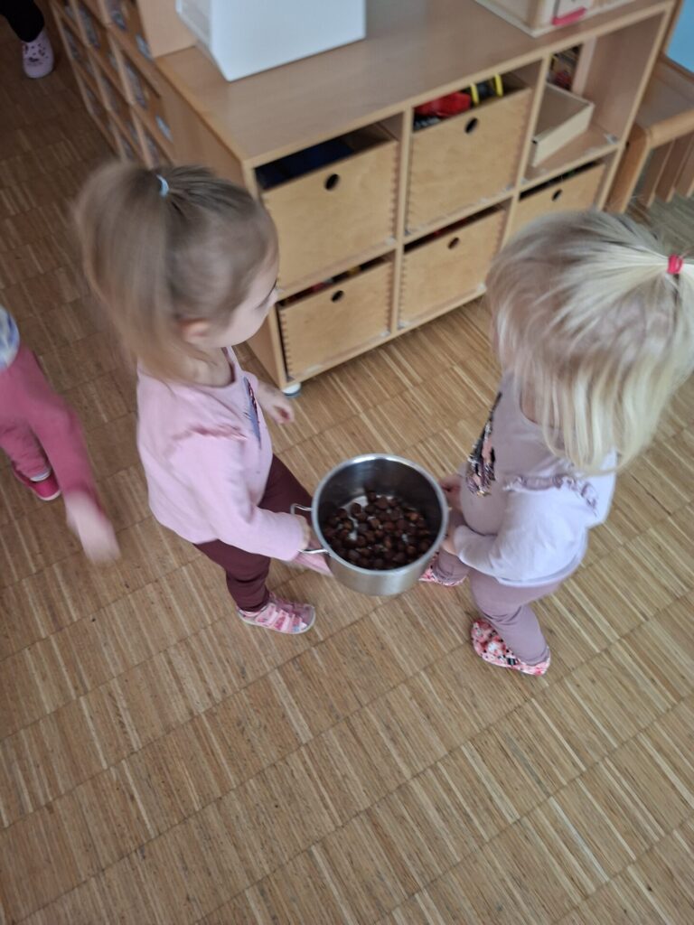 Otroka s loncem kostanja.