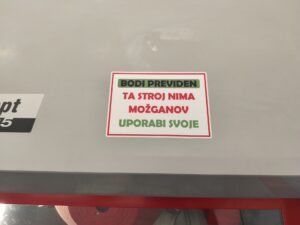 Napis na stroju Bodi previden, ta stroj nima možganov, uporabi svoje