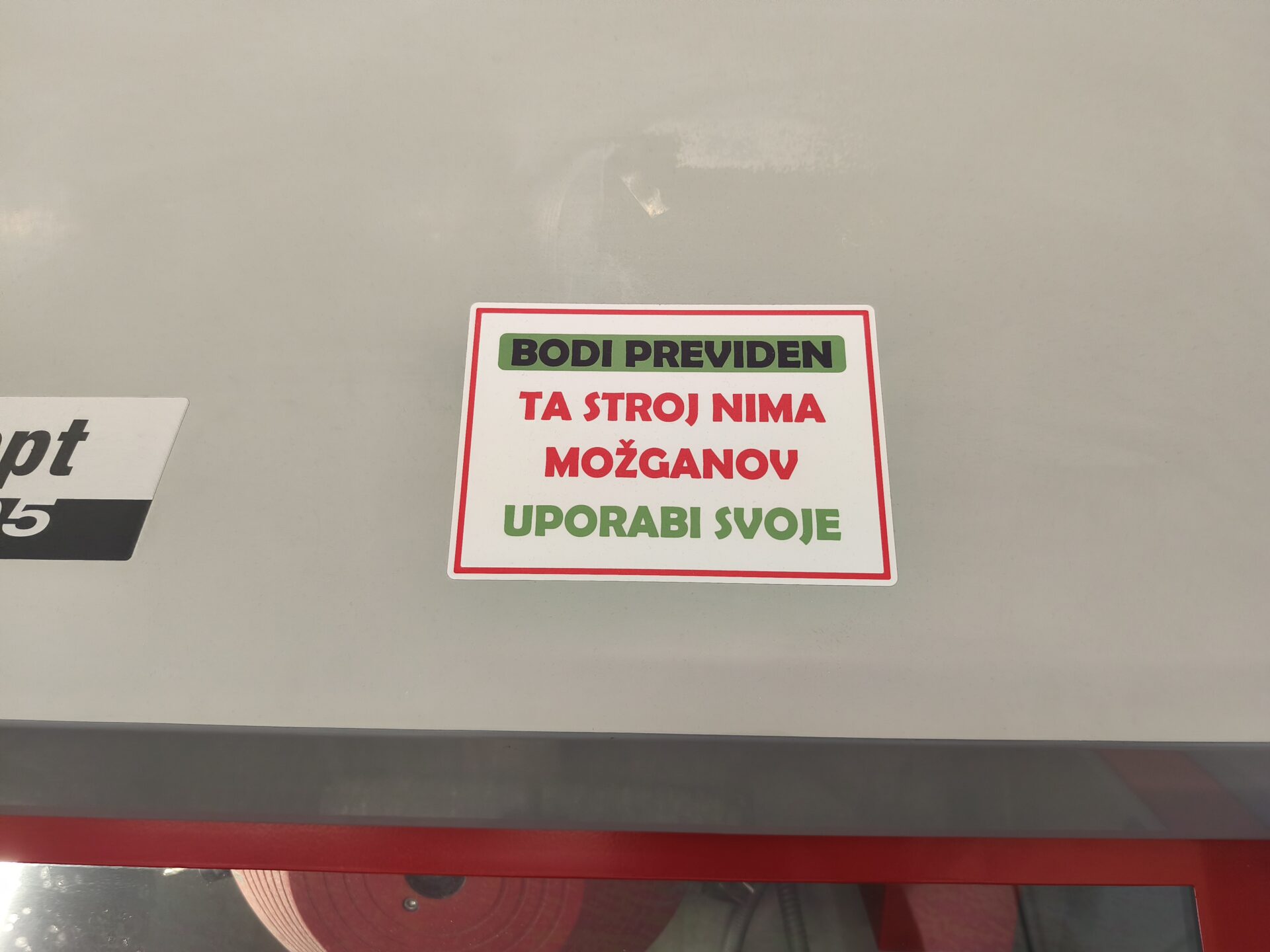 Napis na stroju Bodi previden, ta stroj nima možganov, uporabi svoje